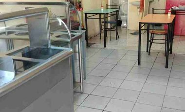 VENDO CASA DE TRES PISOS, EN TERRENO DE 500m2 AV. 09 DE OCTUBRE, CERCA A AV. ELOY ALFARO.