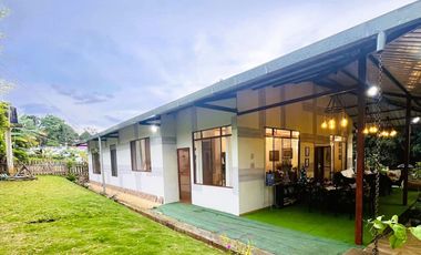 Una casa con jardín amplio y mucha paz, diseñada para disfrutar el entorno natural.