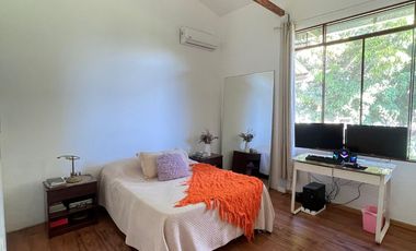 Una casa con jardín amplio y mucha paz, diseñada para disfrutar el entorno natural.