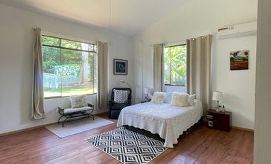 Una casa con jardín amplio y mucha paz, diseñada para disfrutar el entorno natural.