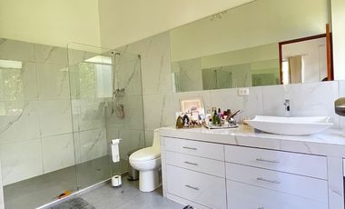 Una casa con jardín amplio y mucha paz, diseñada para disfrutar el entorno natural.