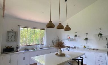 Una casa con jardín amplio y mucha paz, diseñada para disfrutar el entorno natural.