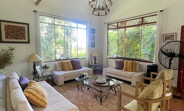 Una casa con jardín amplio y mucha paz, diseñada para disfrutar el entorno natural.