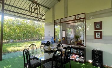 Una casa con jardín amplio y mucha paz, diseñada para disfrutar el entorno natural.