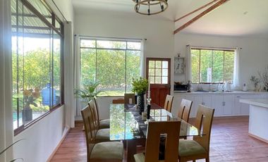 Una casa con jardín amplio y mucha paz, diseñada para disfrutar el entorno natural.