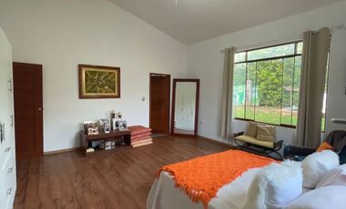 Una casa con jardín amplio y mucha paz, diseñada para disfrutar el entorno natural.