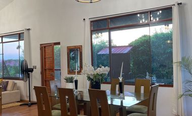 Una casa con jardín amplio y mucha paz, diseñada para disfrutar el entorno natural.