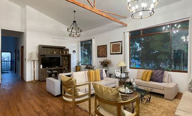 Una casa con jardín amplio y mucha paz, diseñada para disfrutar el entorno natural.