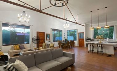 Una casa con jardín amplio y mucha paz, diseñada para disfrutar el entorno natural.