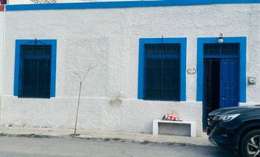 La casa se encuentra  en Chelem salida a Chuburná puerto a 60 metros de la playa. TIENE 2 FRENTES  Cuenta con: Garaje sin techar para 4 auto Sala con