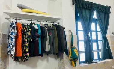 La casa se encuentra  en Chelem salida a Chuburná puerto a 60 metros de la playa. TIENE 2 FRENTES  Cuenta con: Garaje sin techar para 4 auto Sala con