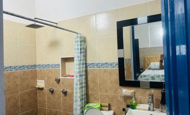 La casa se encuentra  en Chelem salida a Chuburná puerto a 60 metros de la playa. TIENE 2 FRENTES  Cuenta con: Garaje sin techar para 4 auto Sala con