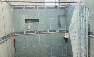 La casa se encuentra  en Chelem salida a Chuburná puerto a 60 metros de la playa. TIENE 2 FRENTES  Cuenta con: Garaje sin techar para 4 auto Sala con