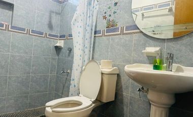 La casa se encuentra  en Chelem salida a Chuburná puerto a 60 metros de la playa. TIENE 2 FRENTES  Cuenta con: Garaje sin techar para 4 auto Sala con