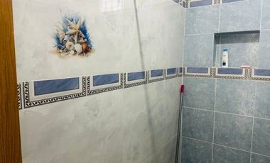 La casa se encuentra  en Chelem salida a Chuburná puerto a 60 metros de la playa. TIENE 2 FRENTES  Cuenta con: Garaje sin techar para 4 auto Sala con