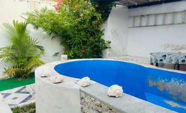 La casa se encuentra  en Chelem salida a Chuburná puerto a 60 metros de la playa. TIENE 2 FRENTES  Cuenta con: Garaje sin techar para 4 auto Sala con