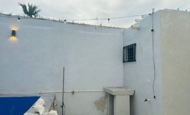 La casa se encuentra  en Chelem salida a Chuburná puerto a 60 metros de la playa. TIENE 2 FRENTES  Cuenta con: Garaje sin techar para 4 auto Sala con