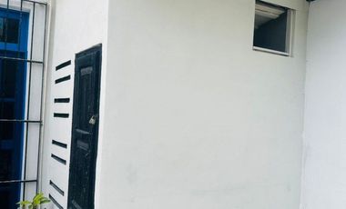 La casa se encuentra  en Chelem salida a Chuburná puerto a 60 metros de la playa. TIENE 2 FRENTES  Cuenta con: Garaje sin techar para 4 auto Sala con