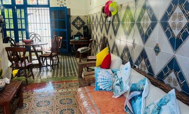 La casa se encuentra  en Chelem salida a Chuburná puerto a 60 metros de la playa. TIENE 2 FRENTES  Cuenta con: Garaje sin techar para 4 auto Sala con