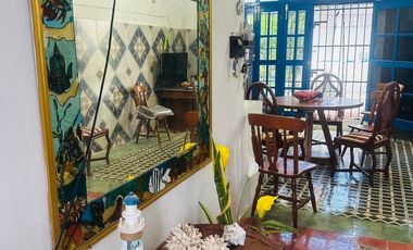 La casa se encuentra  en Chelem salida a Chuburná puerto a 60 metros de la playa. TIENE 2 FRENTES  Cuenta con: Garaje sin techar para 4 auto Sala con