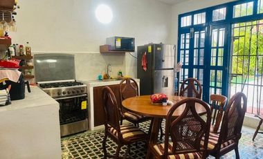 La casa se encuentra  en Chelem salida a Chuburná puerto a 60 metros de la playa. TIENE 2 FRENTES  Cuenta con: Garaje sin techar para 4 auto Sala con