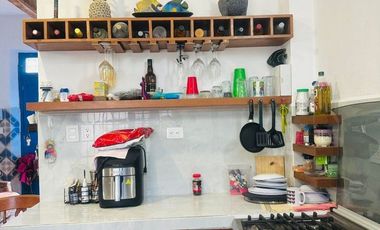 La casa se encuentra  en Chelem salida a Chuburná puerto a 60 metros de la playa. TIENE 2 FRENTES  Cuenta con: Garaje sin techar para 4 auto Sala con