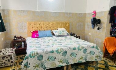 La casa se encuentra  en Chelem salida a Chuburná puerto a 60 metros de la playa. TIENE 2 FRENTES  Cuenta con: Garaje sin techar para 4 auto Sala con