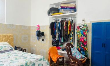 La casa se encuentra  en Chelem salida a Chuburná puerto a 60 metros de la playa. TIENE 2 FRENTES  Cuenta con: Garaje sin techar para 4 auto Sala con