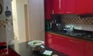 VENDO HERMOSA CASA DUPLEX EN BARRIO EL POBLADO CON PISCINA AREA  DE 526mts