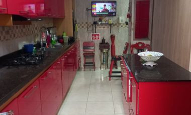VENDO HERMOSA CASA DUPLEX EN BARRIO EL POBLADO CON PISCINA AREA  DE 526mts