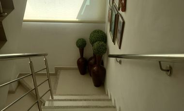 VENDO HERMOSA CASA DUPLEX EN BARRIO EL POBLADO CON PISCINA AREA  DE 526mts
