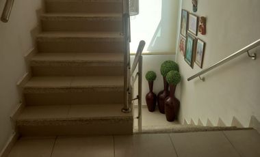 VENDO HERMOSA CASA DUPLEX EN BARRIO EL POBLADO CON PISCINA AREA  DE 526mts