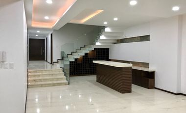 Casa en Renta de 4 recámaras y jardín en Zona Atlixcáyotl, Vista Real Sur