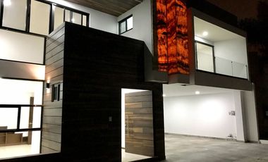 Casa en Renta de 4 recámaras y jardín en Zona Atlixcáyotl, Vista Real Sur