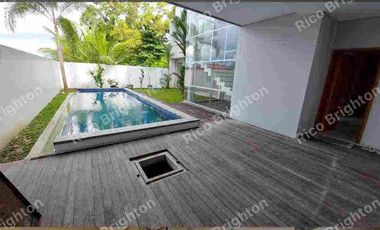 DIJUAL RUMAH MEWAH MODERN BERKONSEP VILLA TERDAPAT KOLAM RENANG LOKASI STRATEGIS TENGAH KOTA BALIKPAPAN KAL-TIM