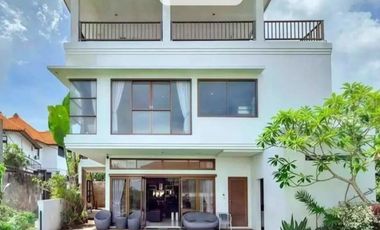 FOR SALE MODERN VILLA WITH LARGE GARDEN AND BEAUTY SWIMMING POOL AT KUTA SELATAN