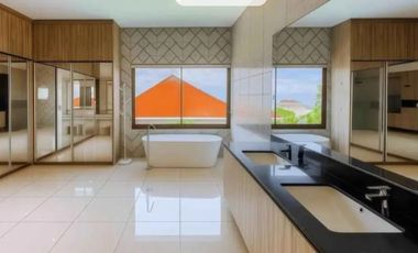 FOR SALE MODERN VILLA WITH LARGE GARDEN AND BEAUTY SWIMMING POOL AT KUTA SELATAN