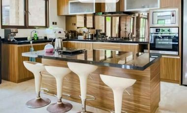 FOR SALE MODERN VILLA WITH LARGE GARDEN AND BEAUTY SWIMMING POOL AT KUTA SELATAN