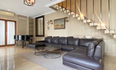 Disewa Rumah Cantik dengan Interior Furnish Yg Mewah di Dalam Townhouse, Lokasi Tenang dan Dekat ke Sekolah International, Kemang