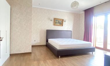 Disewa Rumah Cantik dengan Interior Furnish Yg Mewah di Dalam Townhouse, Lokasi Tenang dan Dekat ke Sekolah International, Kemang