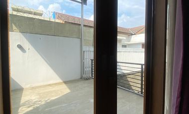 Disewa Rumah Cantik dengan Interior Furnish Yg Mewah di Dalam Townhouse, Lokasi Tenang dan Dekat ke Sekolah International, Kemang