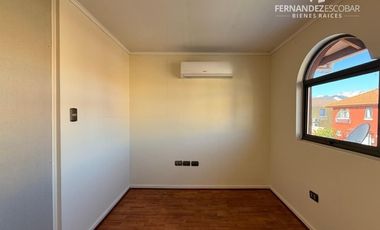 CALLE LARGA - ARRIENDA CASA DE DOS PISOS 4D 3B COND. LOS MAITENES