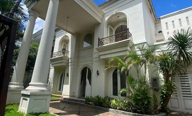 Disewa Rumah Cantik dan Luas Pakai Kolam Renang dan Taman Belakang Luas, Kemang