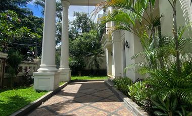 Disewa Rumah Cantik dan Luas Pakai Kolam Renang dan Taman Belakang Luas, Kemang