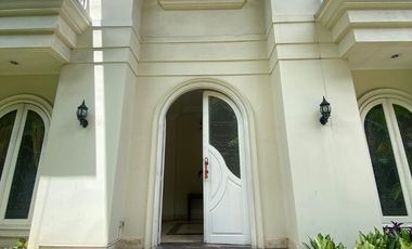 Disewa Rumah Cantik dan Luas Pakai Kolam Renang dan Taman Belakang Luas, Kemang