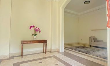 Disewa Rumah Cantik dan Luas Pakai Kolam Renang dan Taman Belakang Luas, Kemang