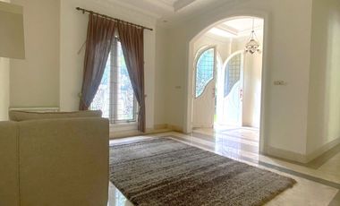 Disewa Rumah Cantik dan Luas Pakai Kolam Renang dan Taman Belakang Luas, Kemang