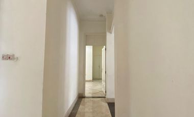 Disewa Rumah Cantik dan Luas Pakai Kolam Renang dan Taman Belakang Luas, Kemang