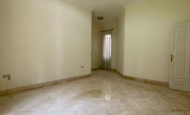 Disewa Rumah Cantik dan Luas Pakai Kolam Renang dan Taman Belakang Luas, Kemang