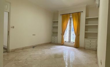 Disewa Rumah Cantik dan Luas Pakai Kolam Renang dan Taman Belakang Luas, Kemang